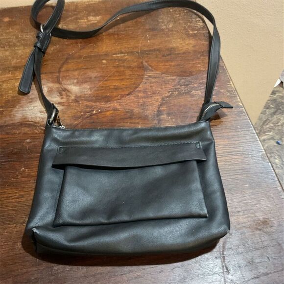 Universal Thread Black Crossbody Bag Adjustable Strap Front Pocket Zip Closure - Picture 6 of 13